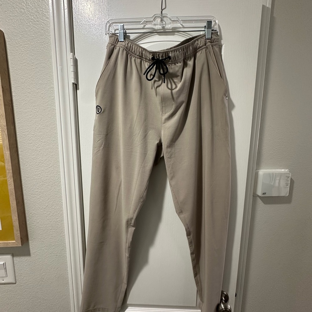 Vuori Elevate Kore Pants Men’s size L Color Toast